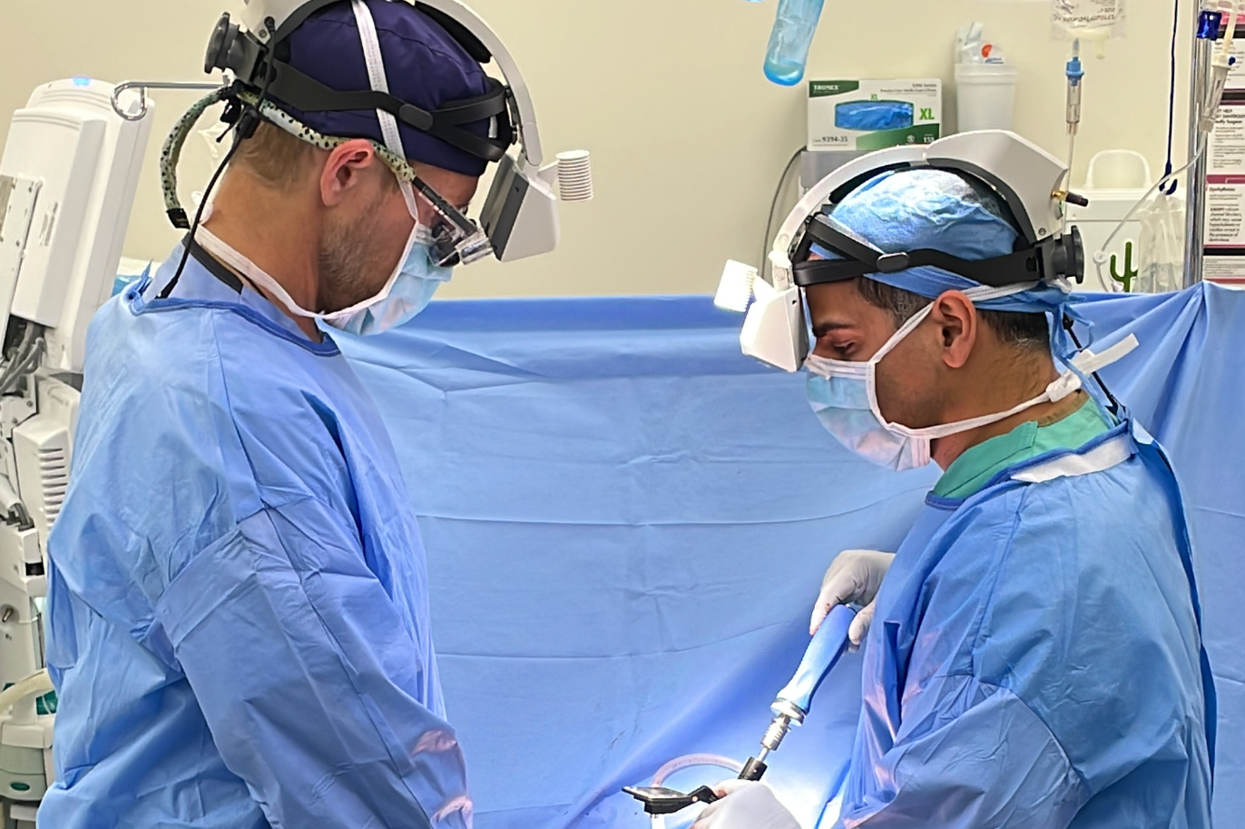 2 spine surgeons in or