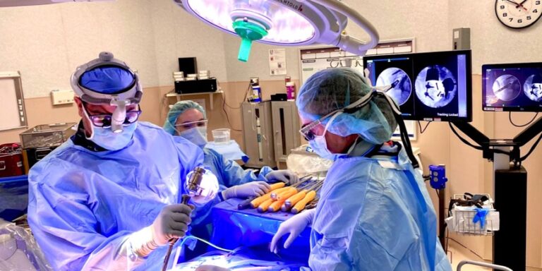 Operating room with 2 surgeons