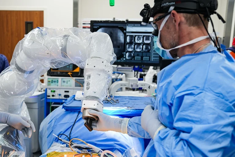 vsi spine surgeon using medtronic robotic system